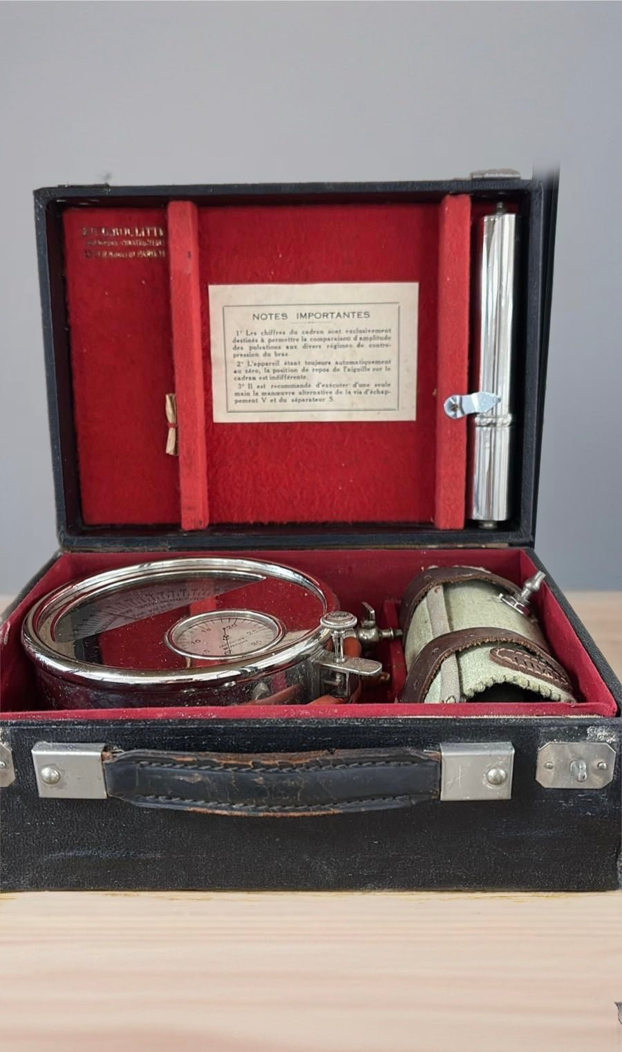 Appareil de mesure médical ancien – Tensiomètre anéroïde en coffret (années 1930–1950)
