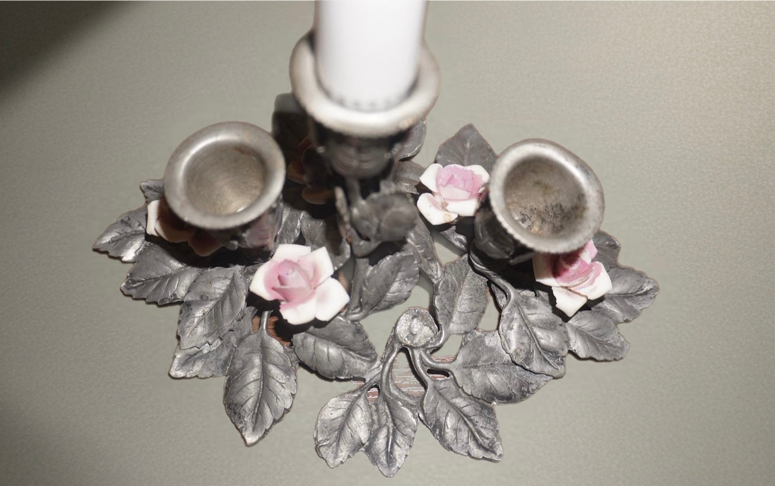 Bougeoir ancien en étain & barbotine – 3 branches