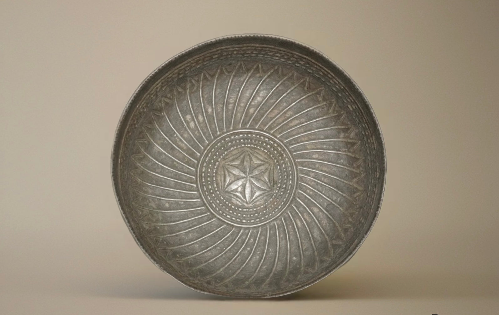 Ancien plat ottoman martelé – début XXe siècle