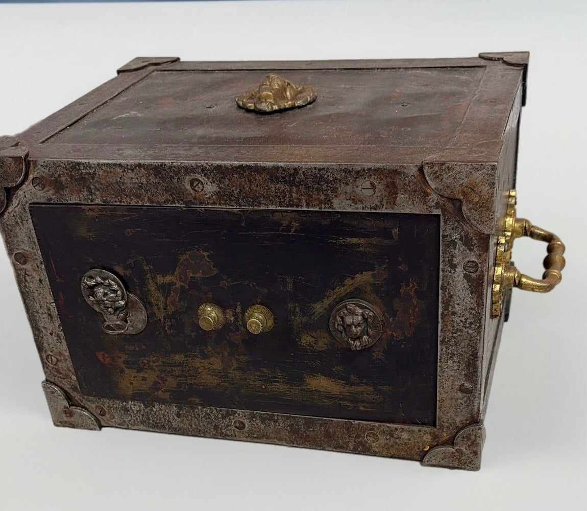 Coffre-fort ancien en fonte – Fin XIXe / début XXe – Style industriel