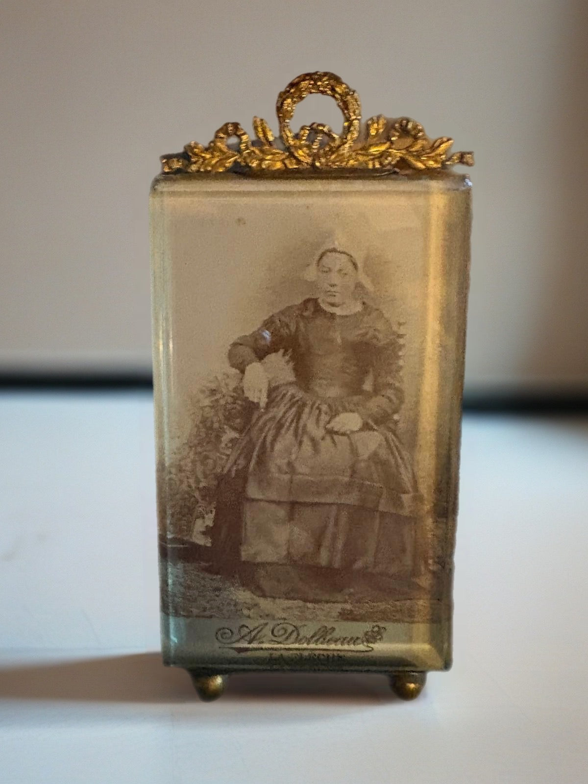 Portrait ancien sous verre bombé  XIXe siècle  signé A. Dolleans