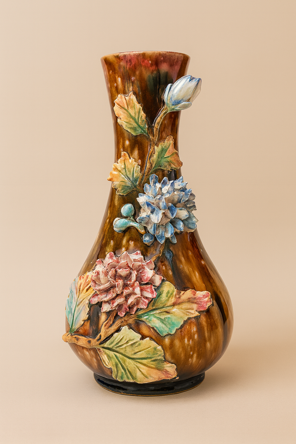 Vase en barbotine à fleurs en relief – Éclat et charme du XIXᵉ siècle