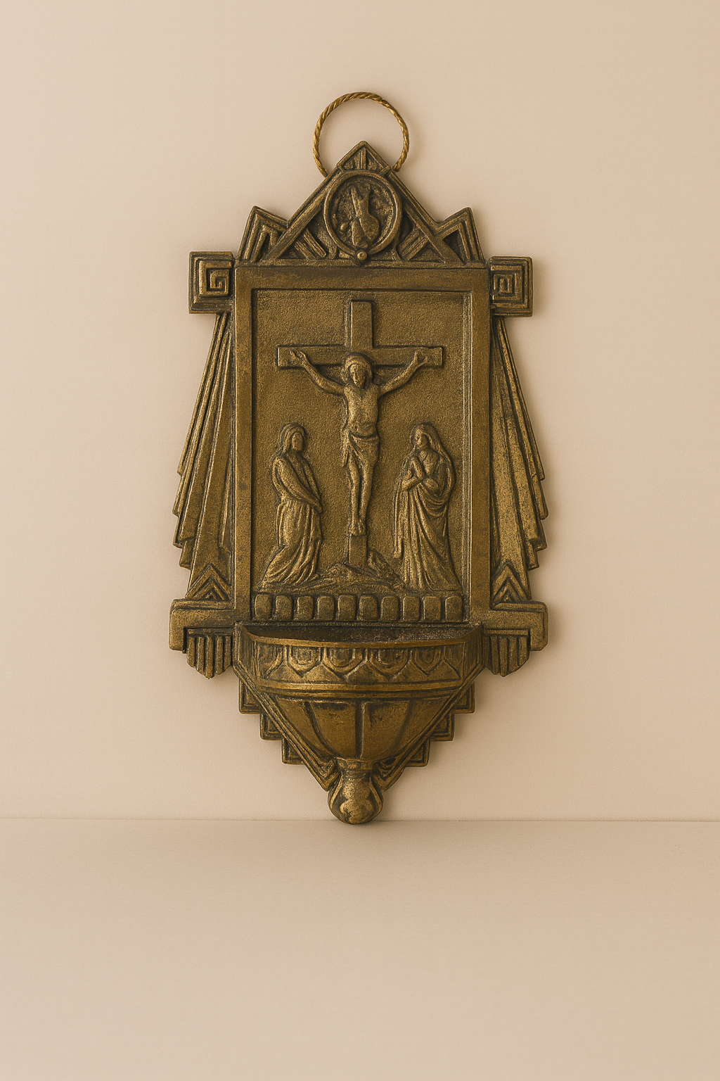 Bénitier ancien mural en laiton – Christ en croix et Vierge Marie – Début XXᵉ siècle