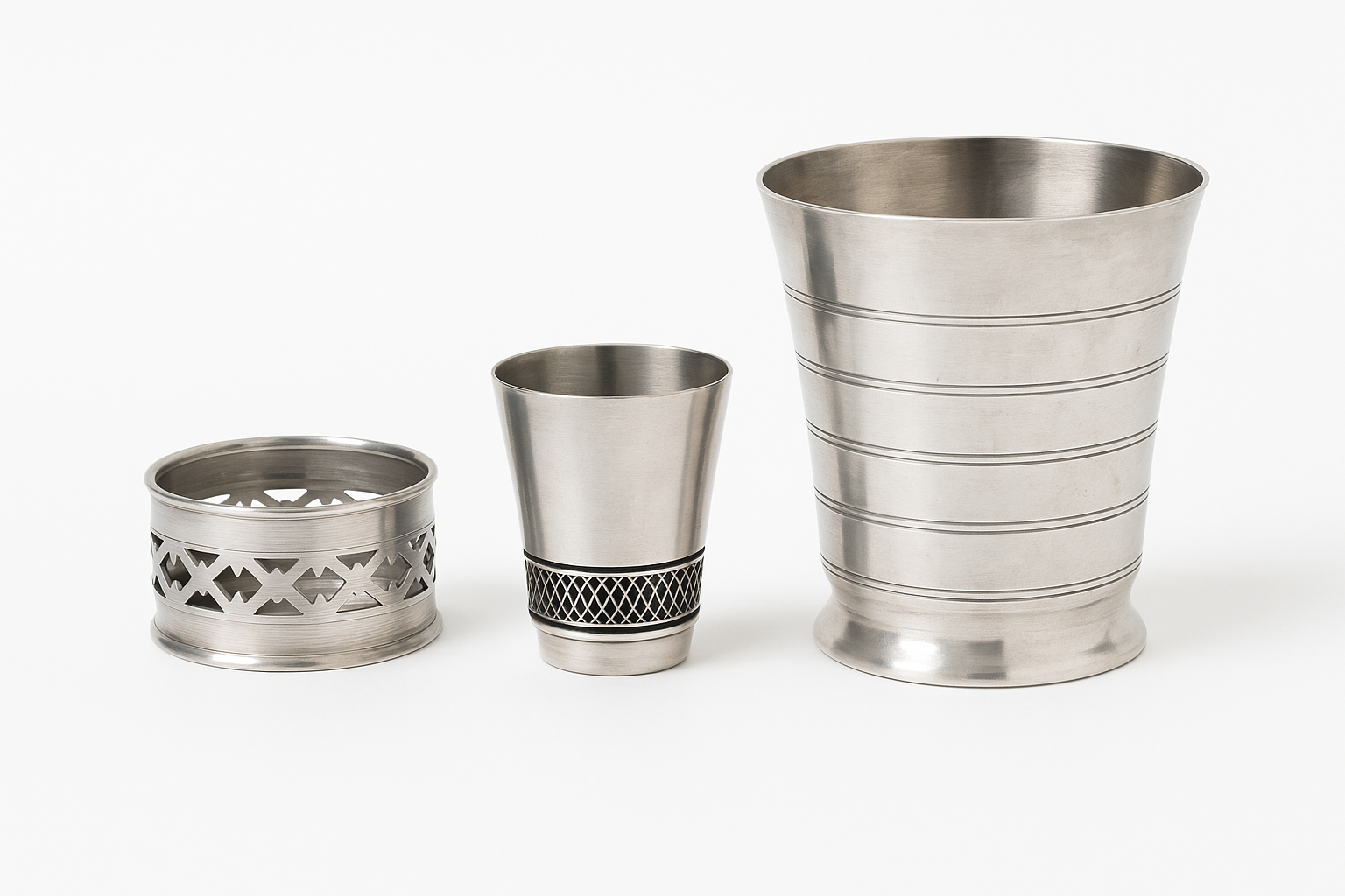 Lot de 3 pièces en métal argenté – Porte-couteau, timbale & coquetier vintage