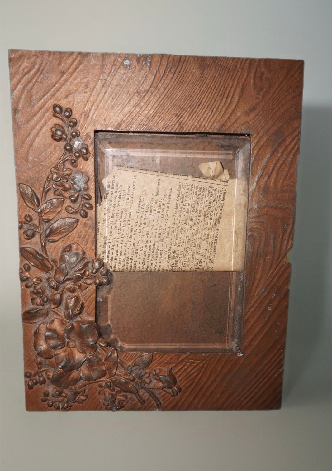 Cadre ancien en relief – Motifs floraux – Fin XIXe / début XXe