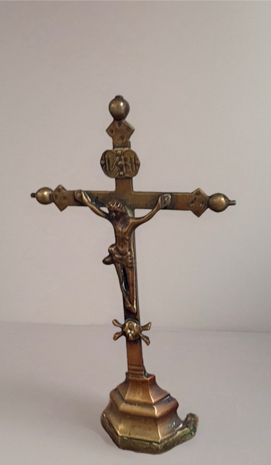 Crucifix ancien en bronze – XIXᵉ siècle