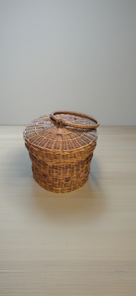 Panier ancien en rotin tressé des années 40 avec couvercle et anse