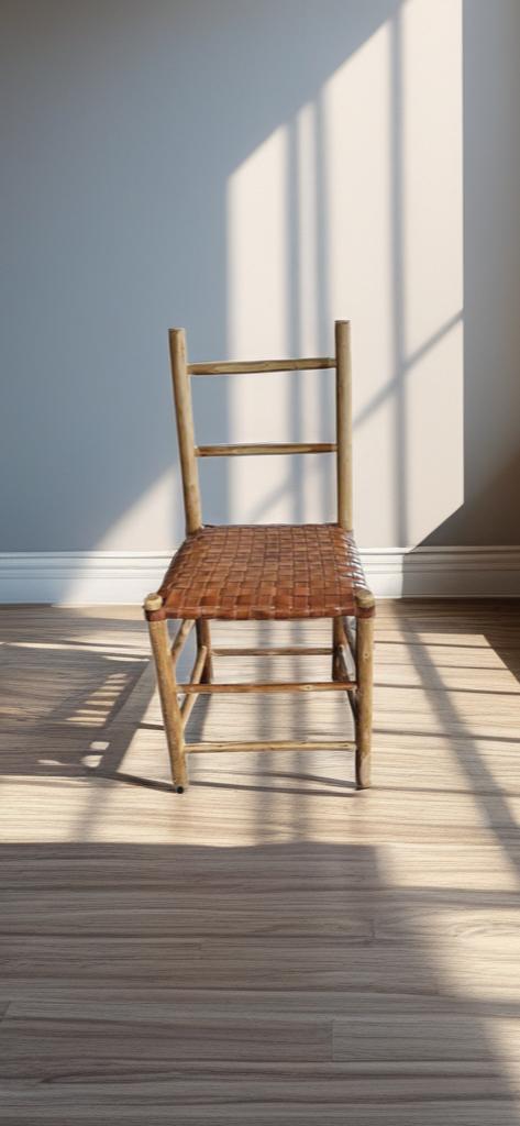 Lot de 6 chaises vintage en châtaignier – Assise en cuir tressé