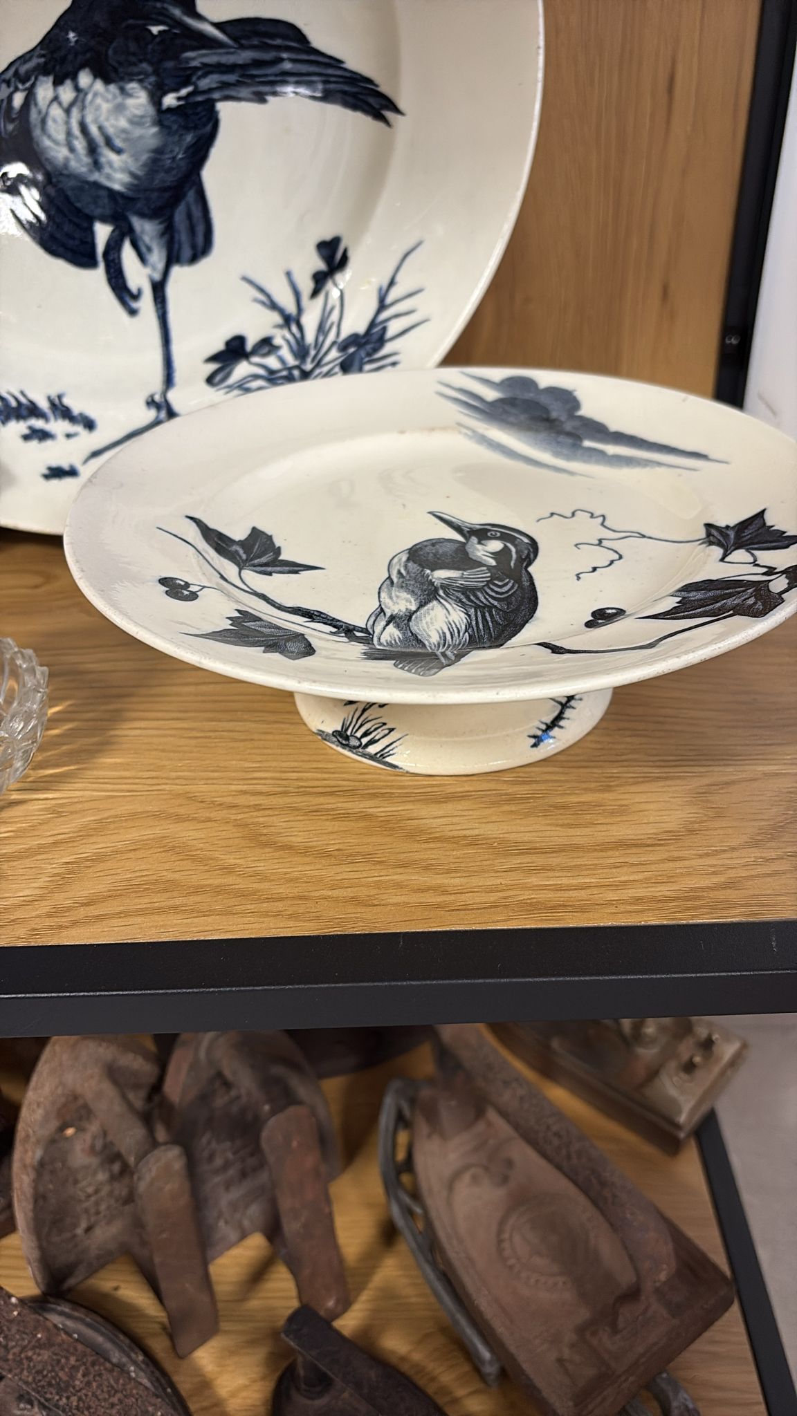 Faïence ancienne décor oiseau – Plat sur pied & grand plat (fin XIXᵉ / début XXᵉ)