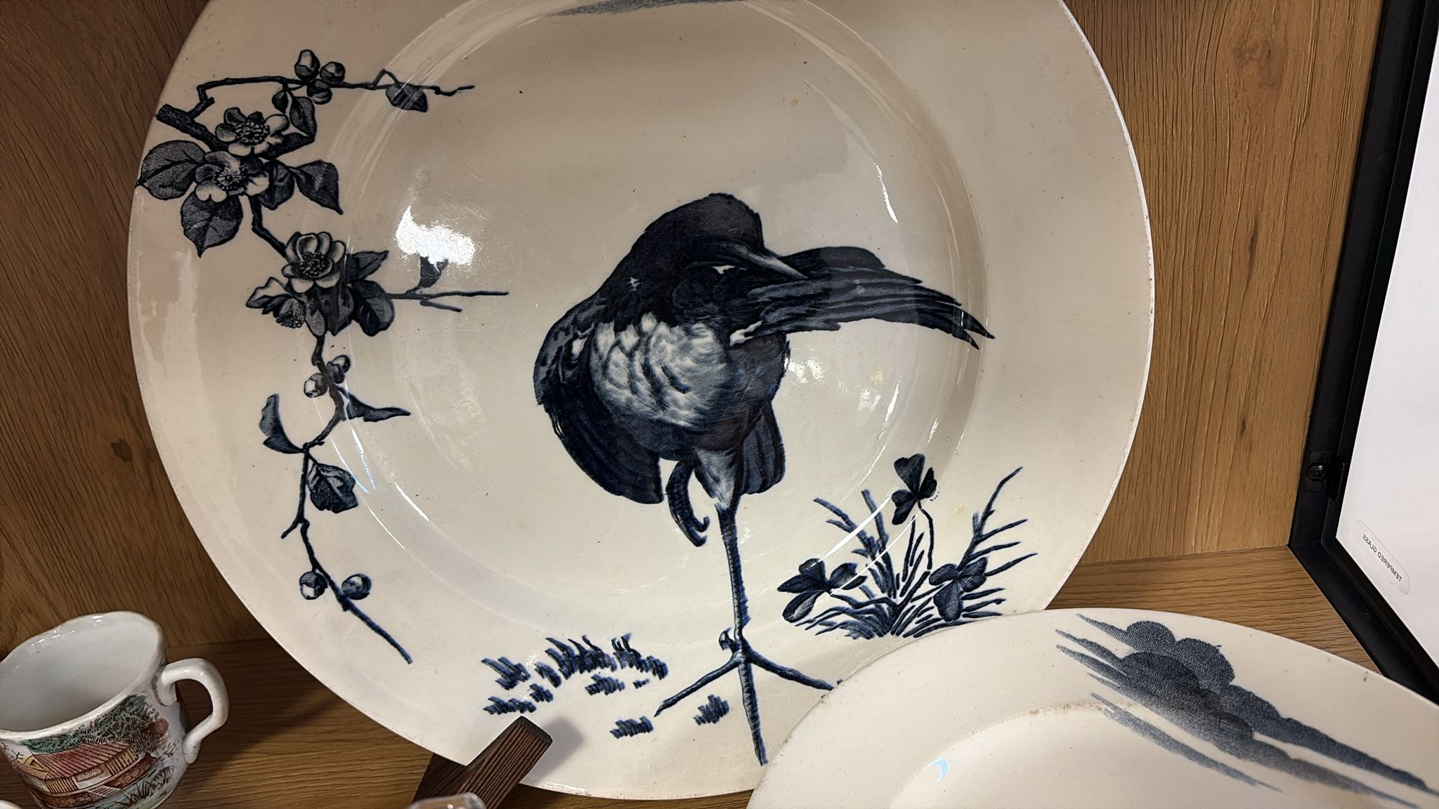 Faïence ancienne décor oiseau – Plat sur pied & grand plat (fin XIXᵉ / début XXᵉ)