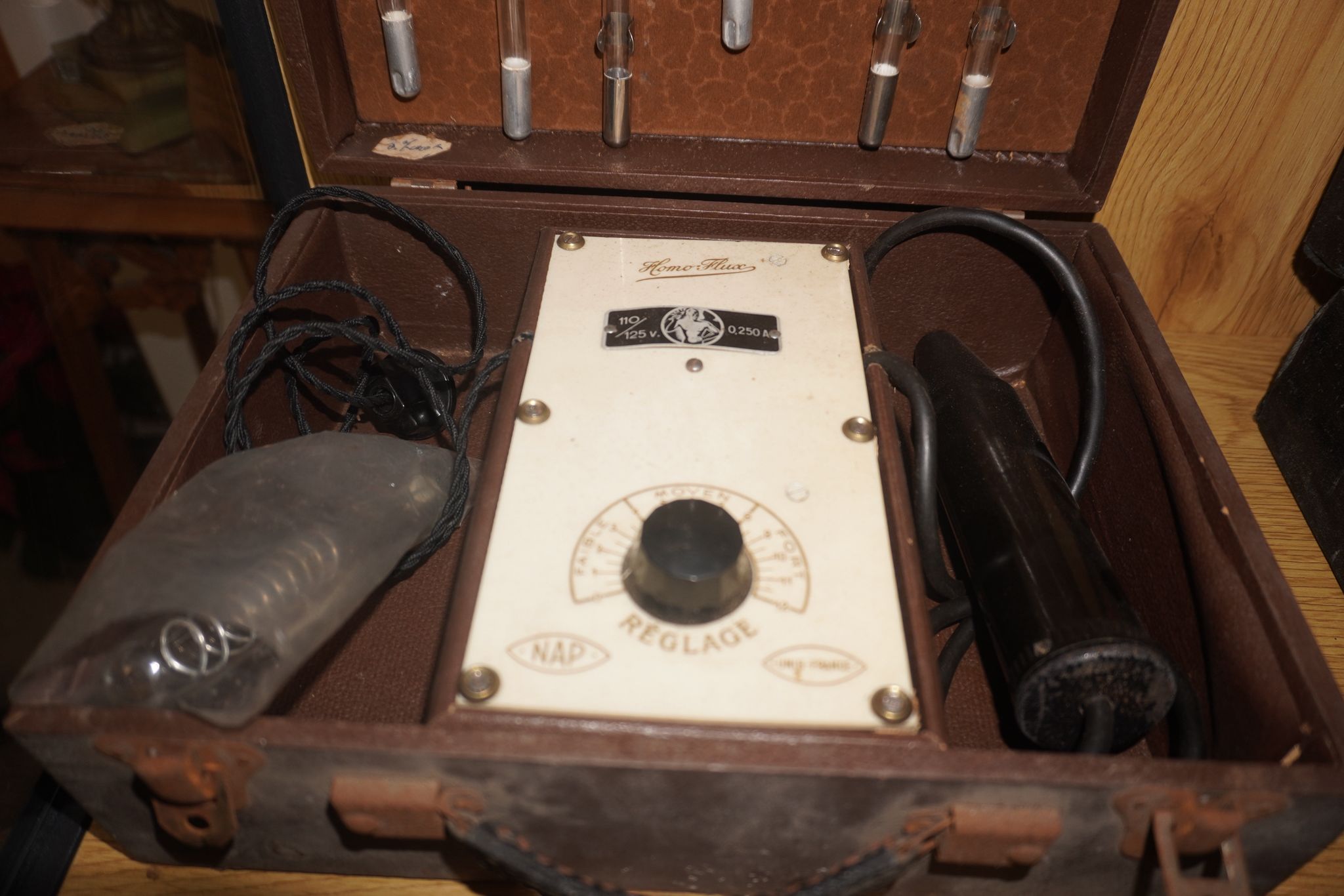 Appareil de soins haute fréquence – Années 1930/1950 (violet wand / d’Arsonval)