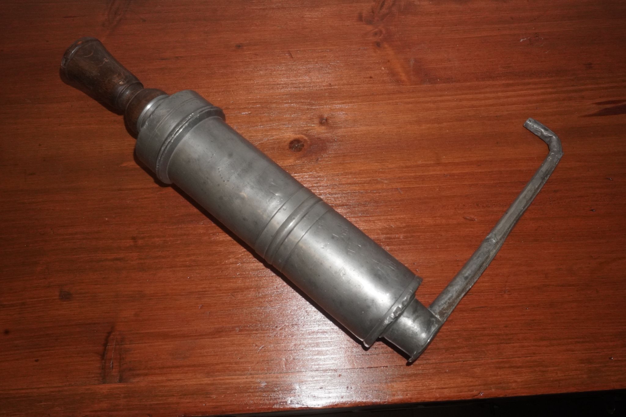 Ancienne seringue médicale de lavement – Métal & bois – XIXe / début XXe