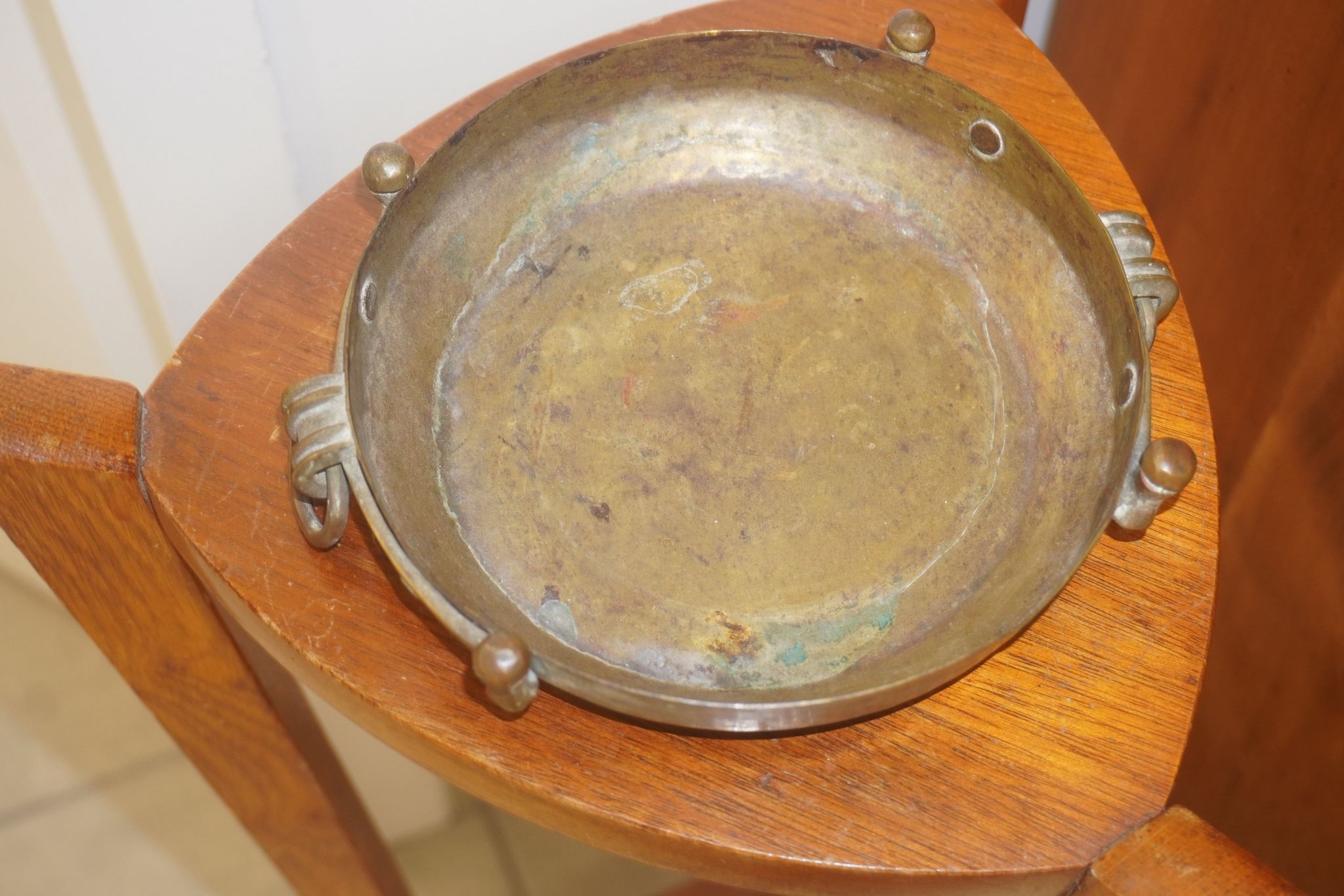 Coupe vide-poche en laiton patiné avec anses mobiles