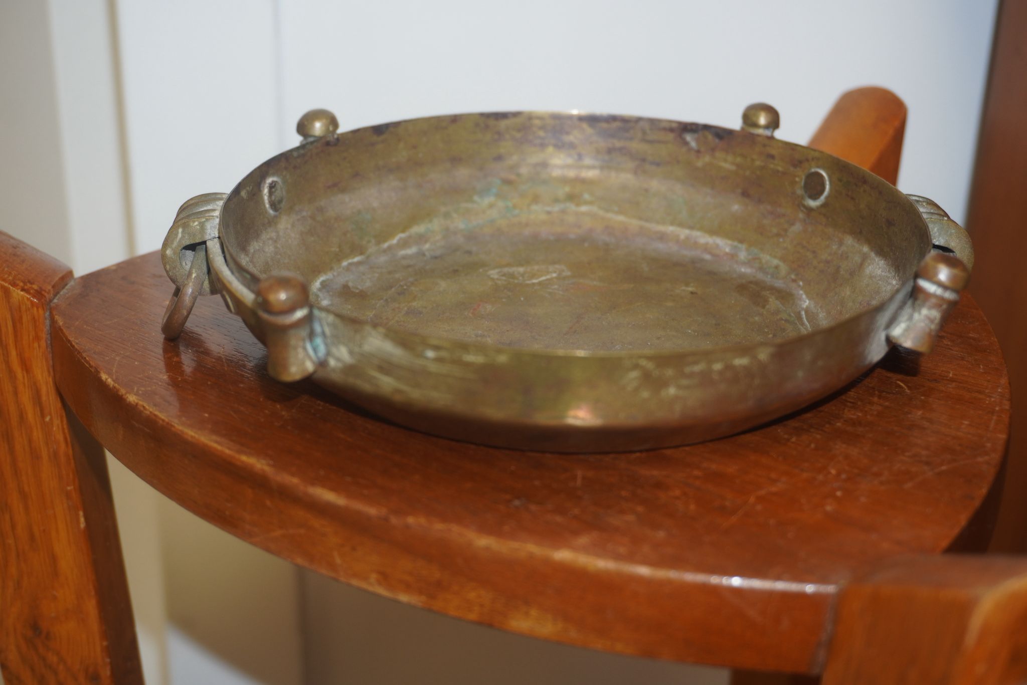 Coupe vide-poche en laiton patiné avec anses mobiles