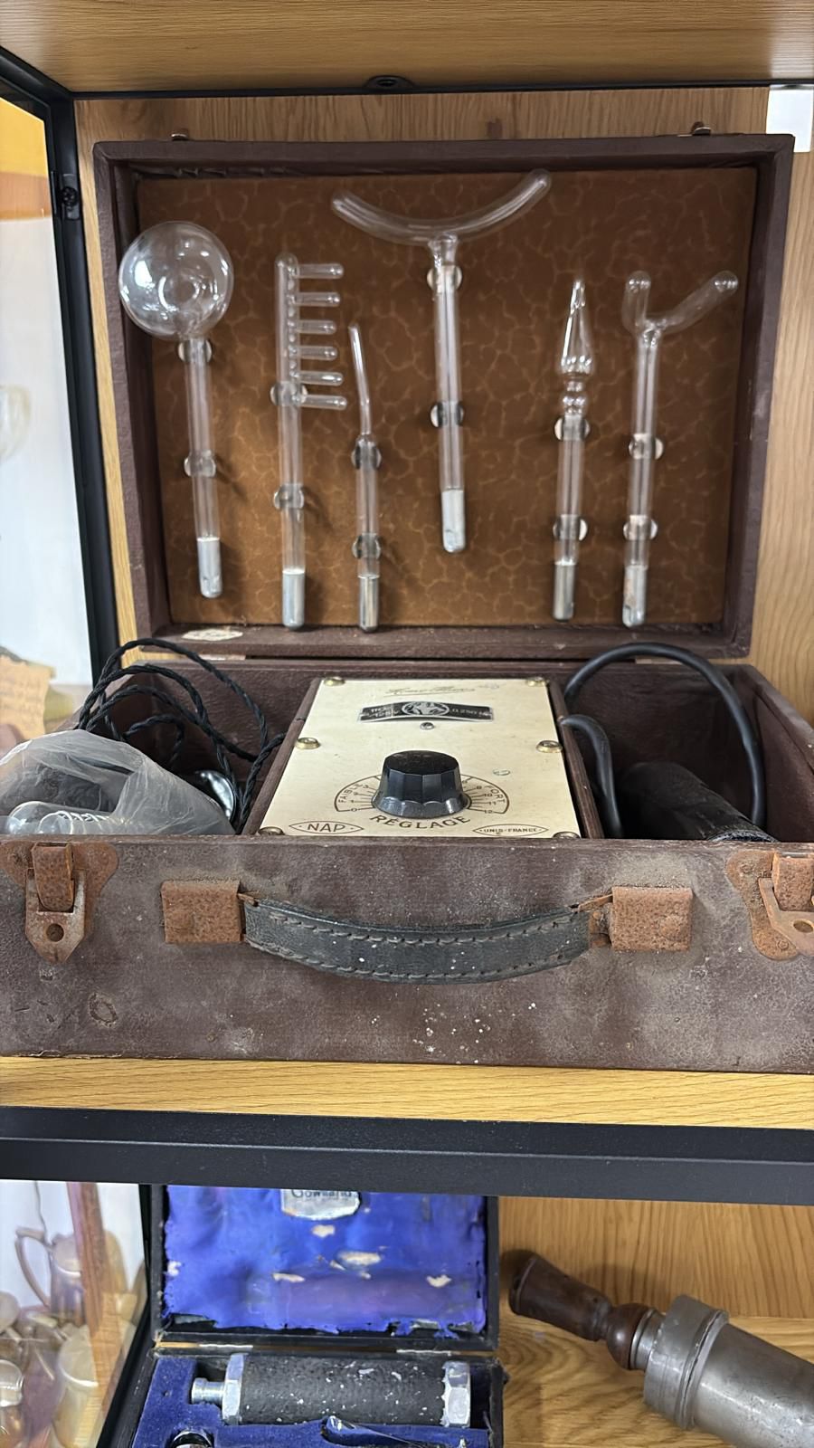 Appareil de soins haute fréquence – Années 1930/1950 (violet wand / d’Arsonval)