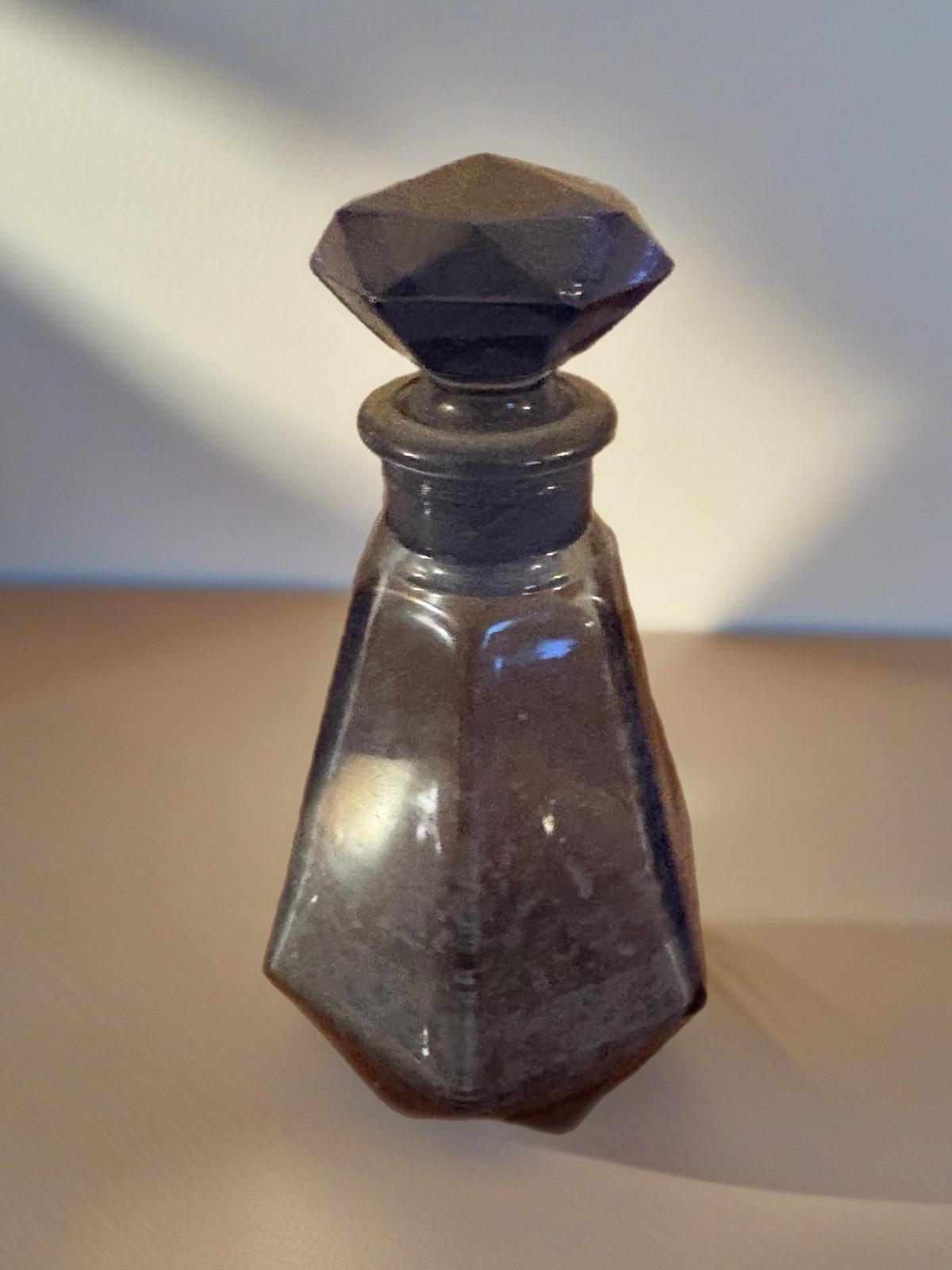 Flacon ancien en verre facetté – Bouchon diamant