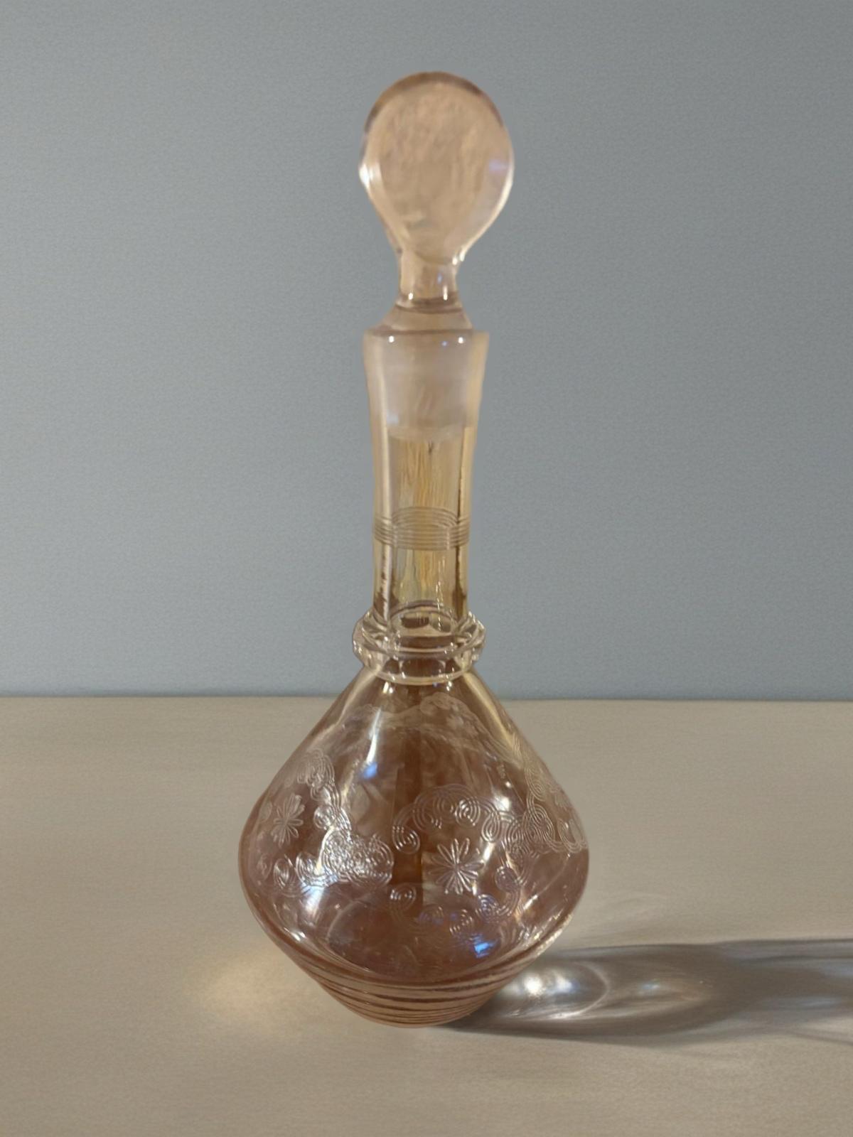 Carafe ancienne en verre gravé – bouchon taillé façon diamant
