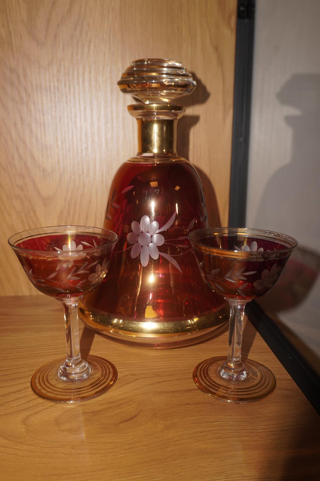 手工雕刻红色波西米亚水晶醒酒器 + 2 个配套酒杯