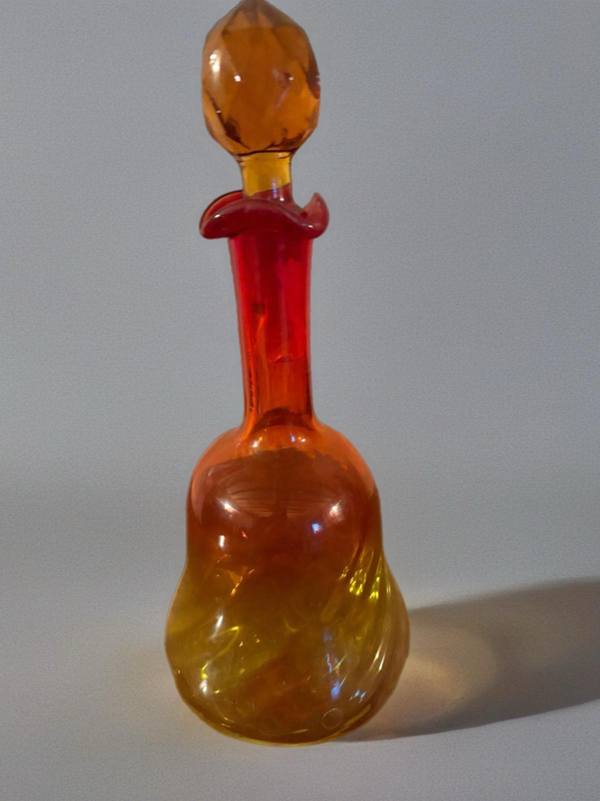 Carafe ancienne en verre soufflé multicolore – Dégradé rouge/ambre/jaune