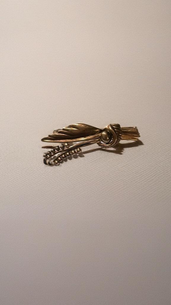 Broche ancienne dorée – Bouquet stylisé Art Déco