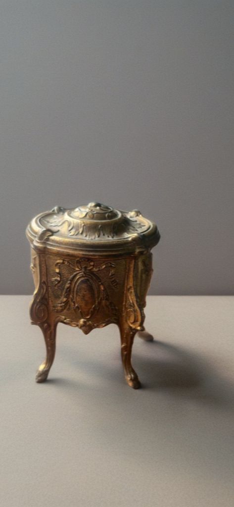 Boîte à bijoux ancienne en métal doré style Louis XV sur pieds galbés